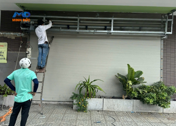 Tháo dỡ cửa cuốn cũ tận nơi